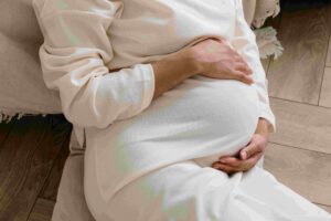 Menjaga Kesehatan Kehamilan di Trimester Pertama: Nutrisi, Mual, dan Mitos